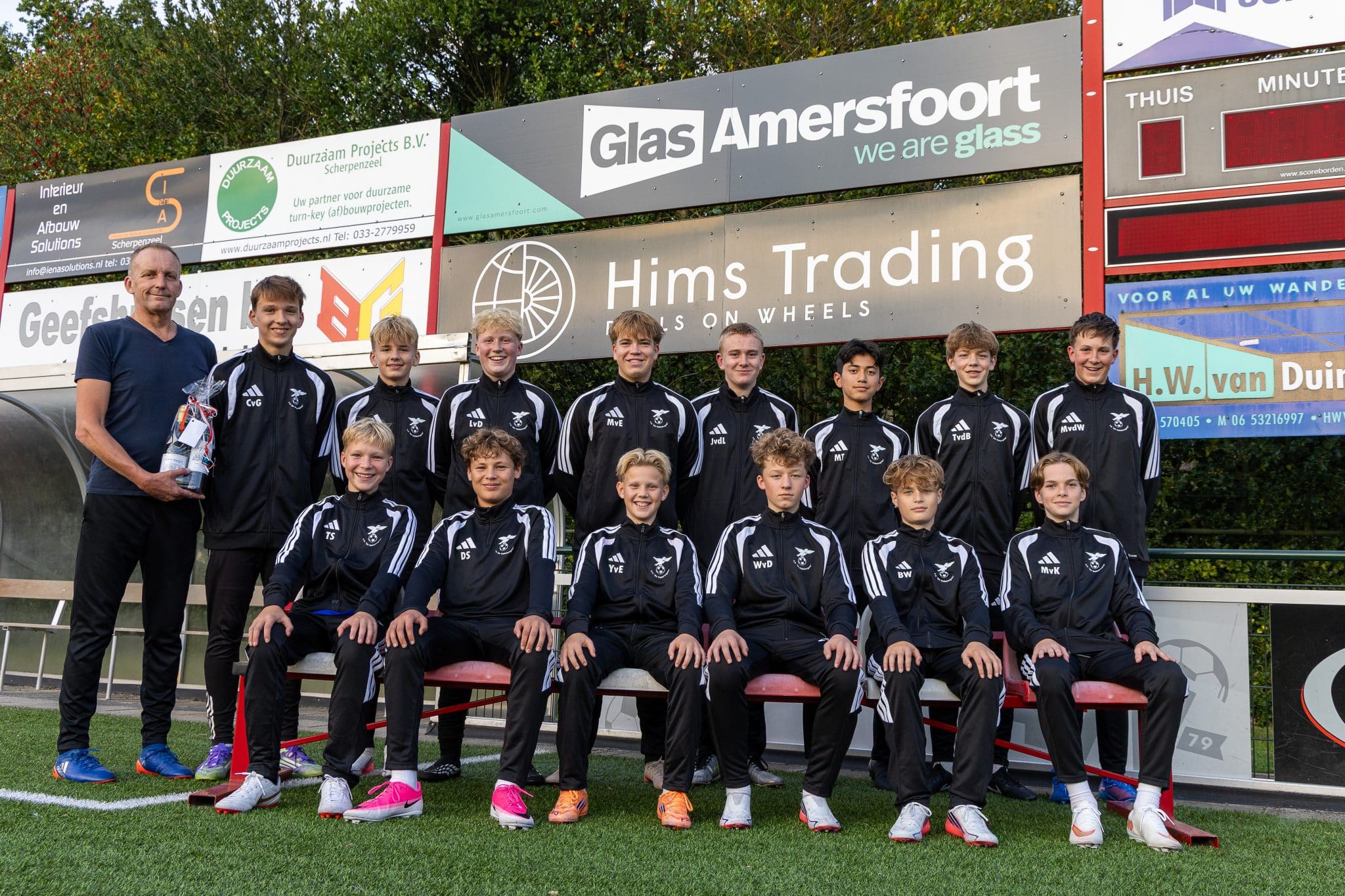 Nieuwe trainingspakken voor JO15-1 dankzij Glas Amersfoort